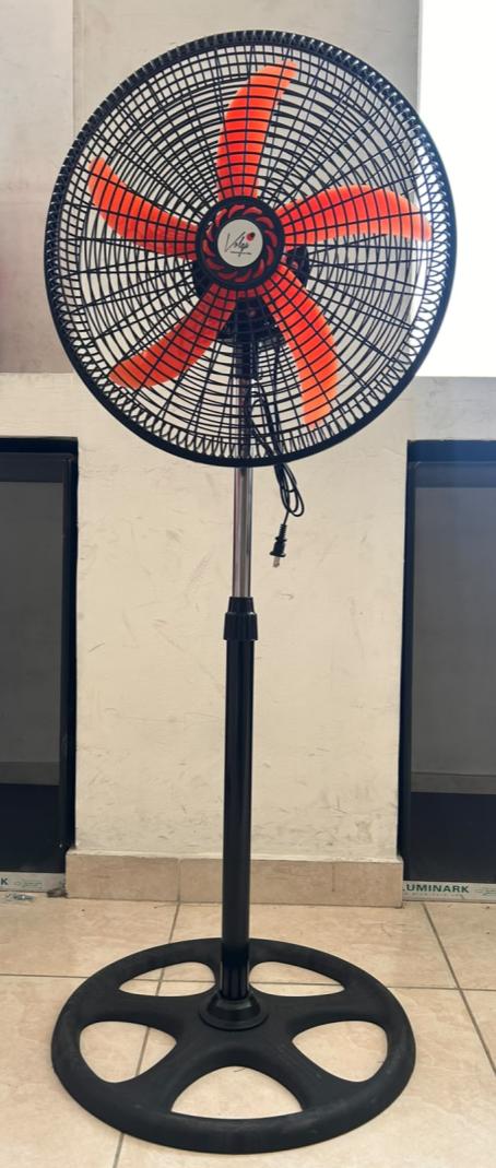 Ventilador V18 con aspas rojas