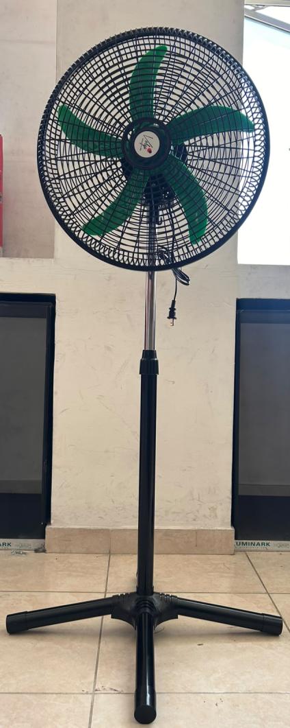 Ventilador V18 con aspas verdes